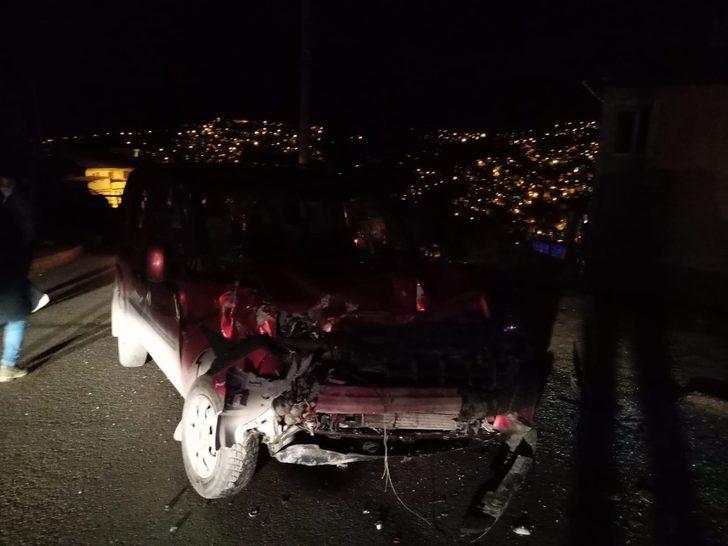 Freni patlayan tır direğe ve park halindeki araca çarparak durabildi G2