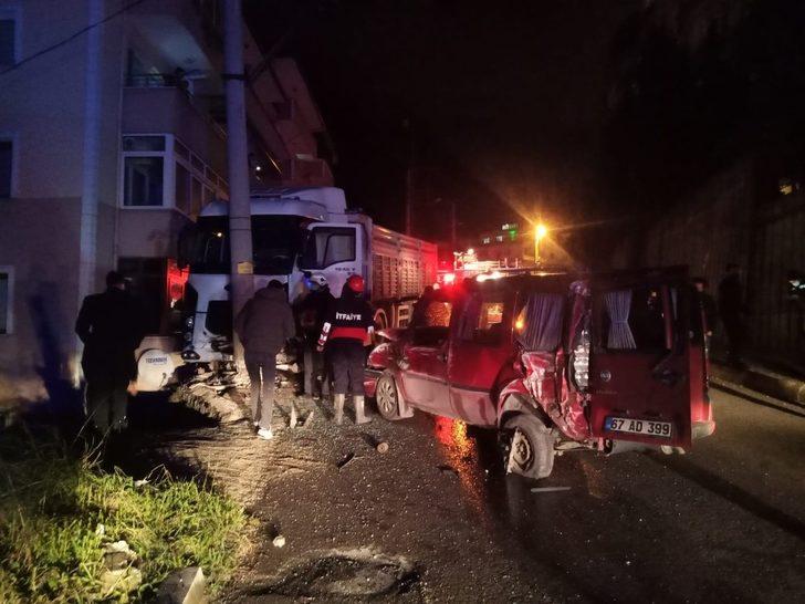 Freni patlayan tır direğe ve park halindeki araca çarparak durabildi G3