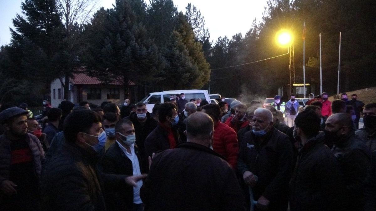 Taciz iddiasını duyan k&ouml;yl&uuml;ler toplandı, kalabalığı jandarma dağıttı