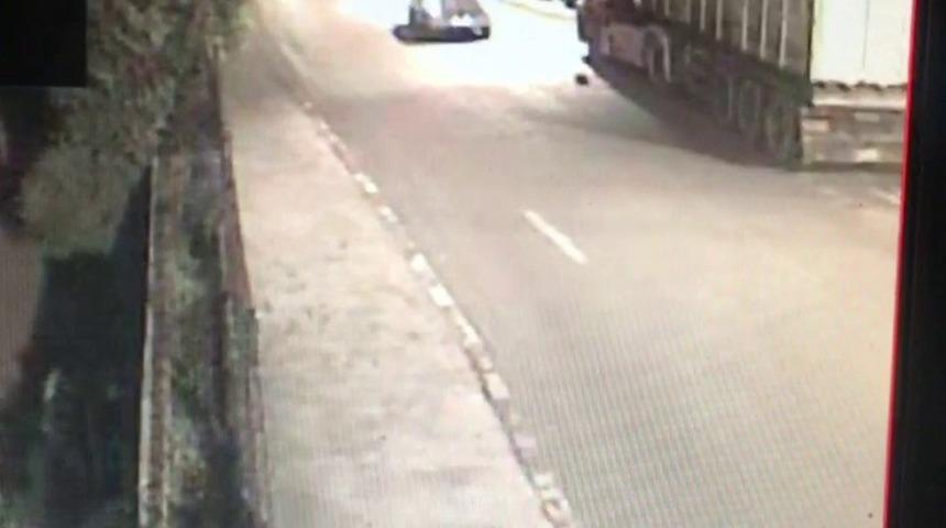 Freni patlayan tırın dehşet anları güvenlik kamerasında