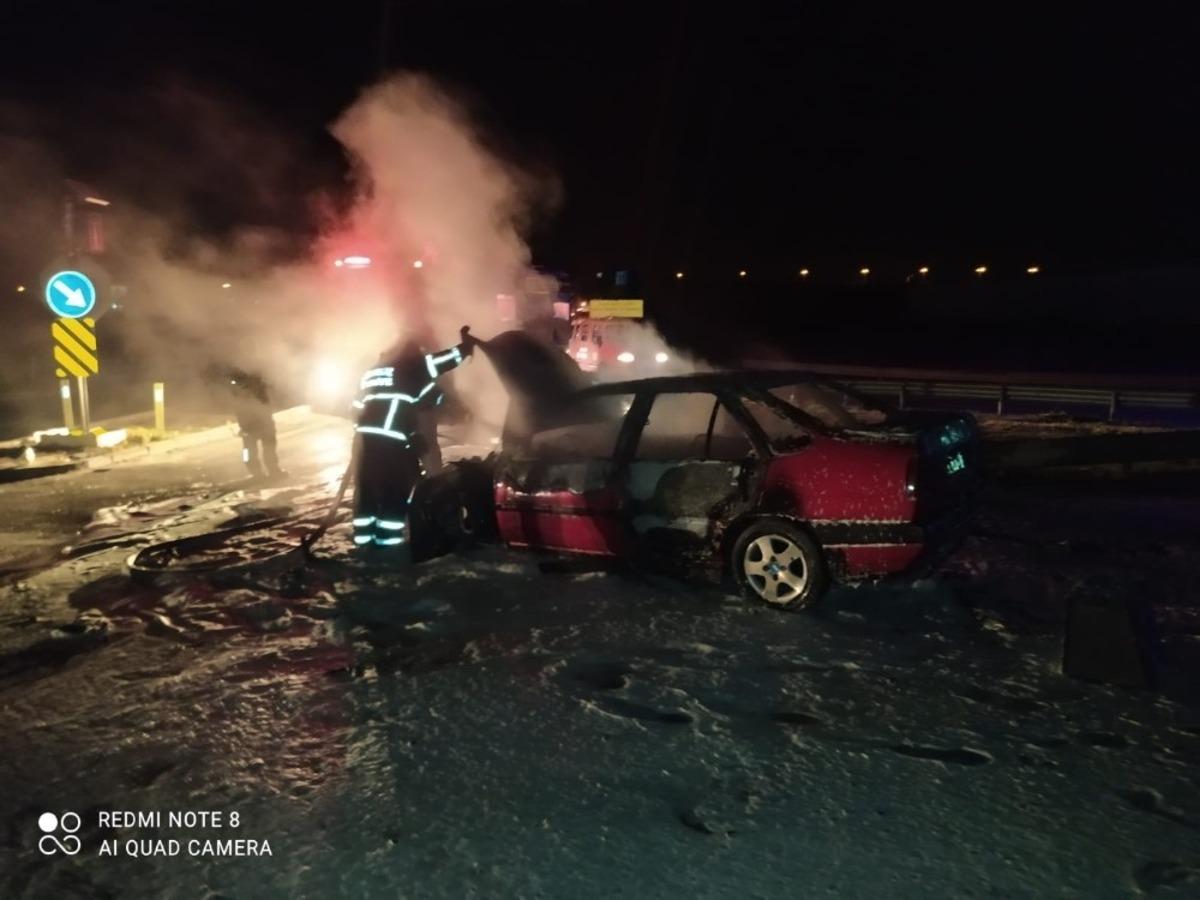 Kırklareli&rsquo;nde tıra &ccedil;arpan otomobil alev topuna d&ouml;nd&uuml;