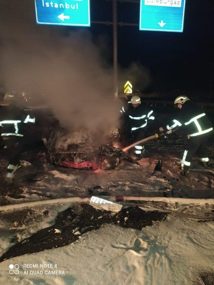 Kırklareli’nde tıra çarpan otomobil alev topuna döndü G4