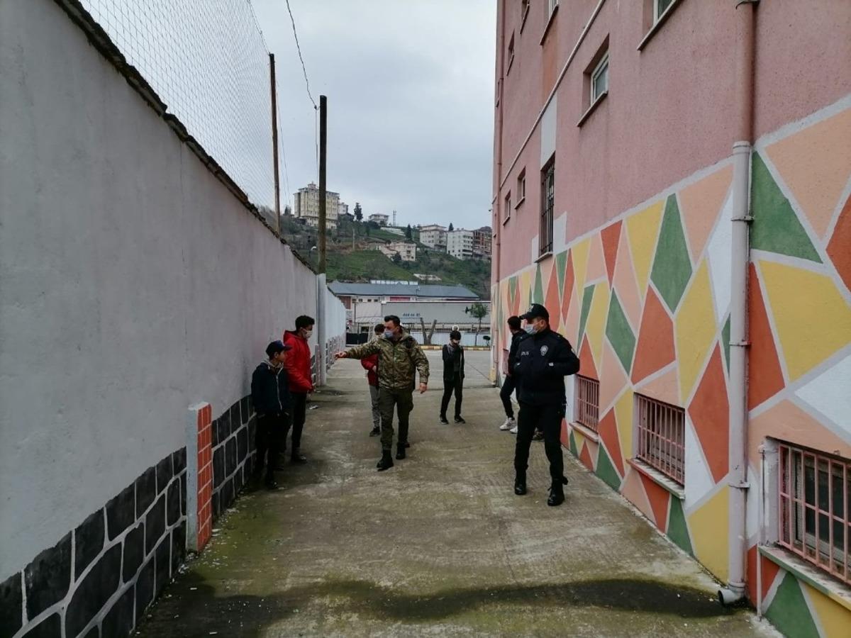 Rize&rsquo;de kısıtlamaya uymayan &ccedil;ocuklar polisi duyunca ne yapacağını şaşırdı