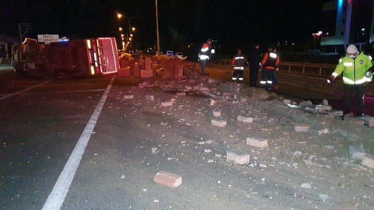 Devrilen tır, Aydın-Denizli karayolunu ulaşıma kapadı G3