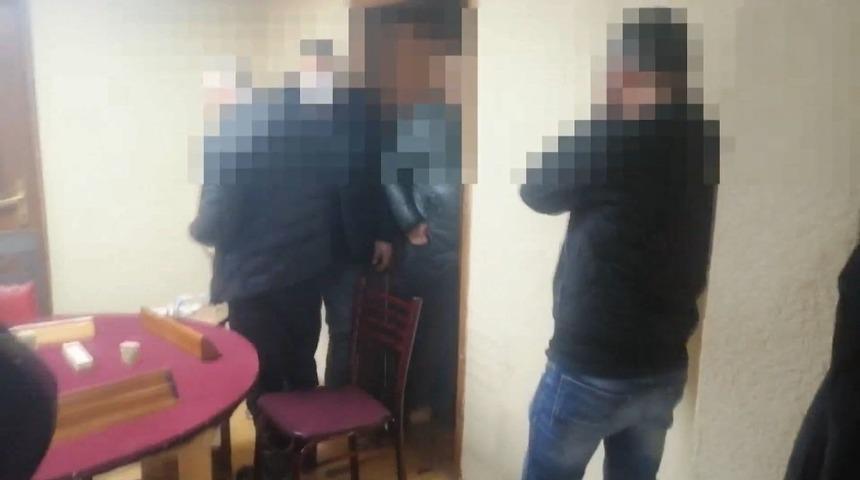 Sokağa &ccedil;ıkma kısıtlamasında 19 kişi kumar oynarken yakalandı