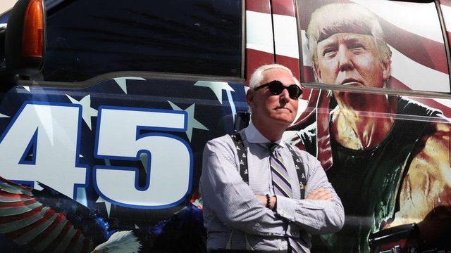 Trump'ın hakkında başkanlık affı kararı çıkardığı eski danışmanı Roger Stone da kongreye katıldı.