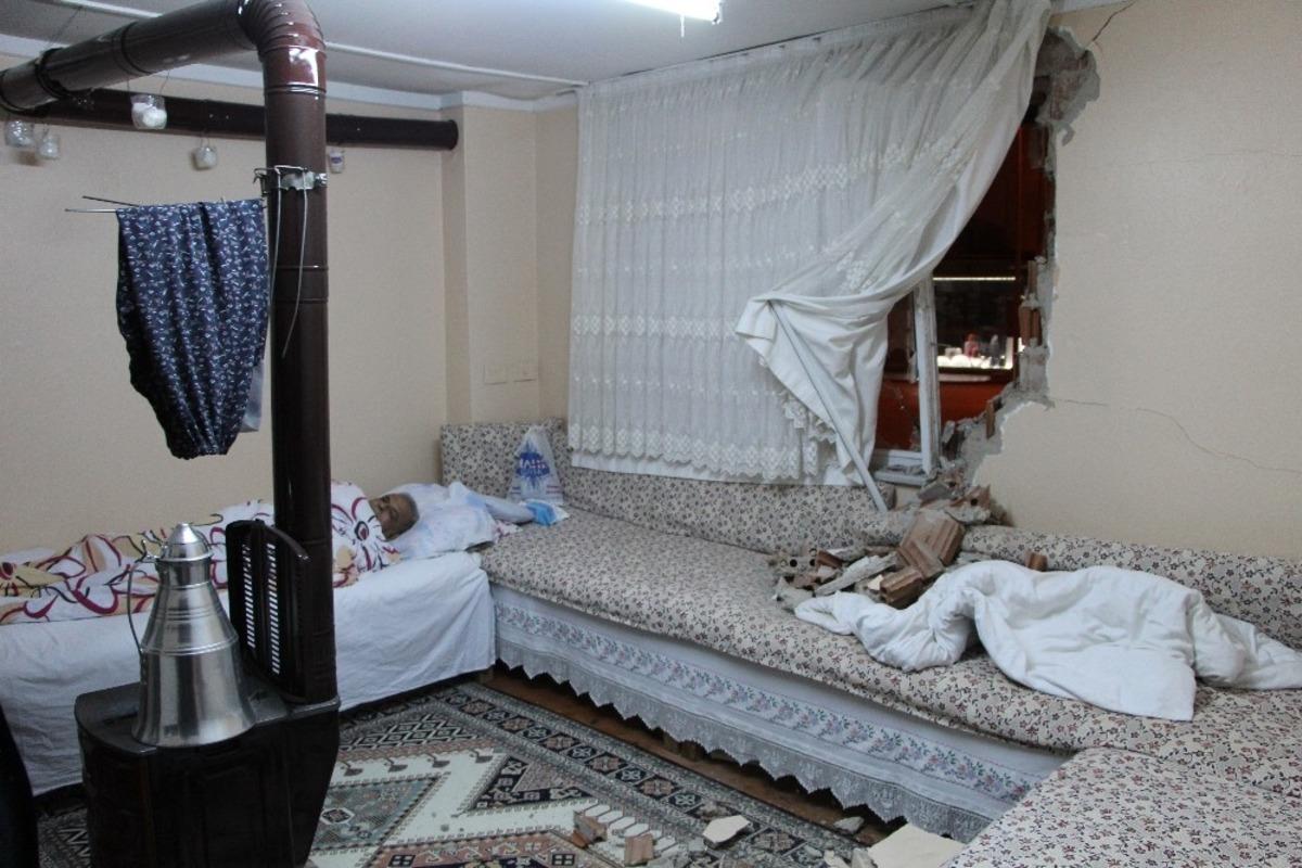 Duvarı yıkan tır davetsiz misafir oldu