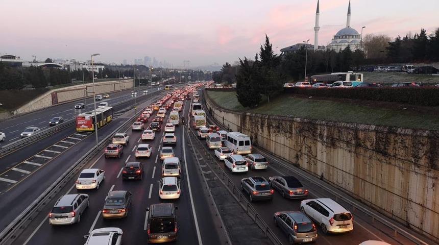 Son Dakika: Sokağa çıkma kısıtlaması sonrası İstanbul'da trafik yoğunluğu