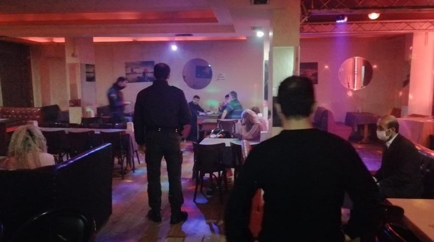 Bah&ccedil;elievler&rsquo;de m&uuml;zikhole Covid-19 baskını: 14 kişiye 48 bin lira para cezası