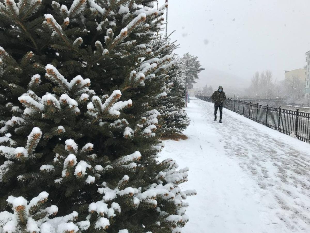 Bayburt g&uuml;ne karla uyandı