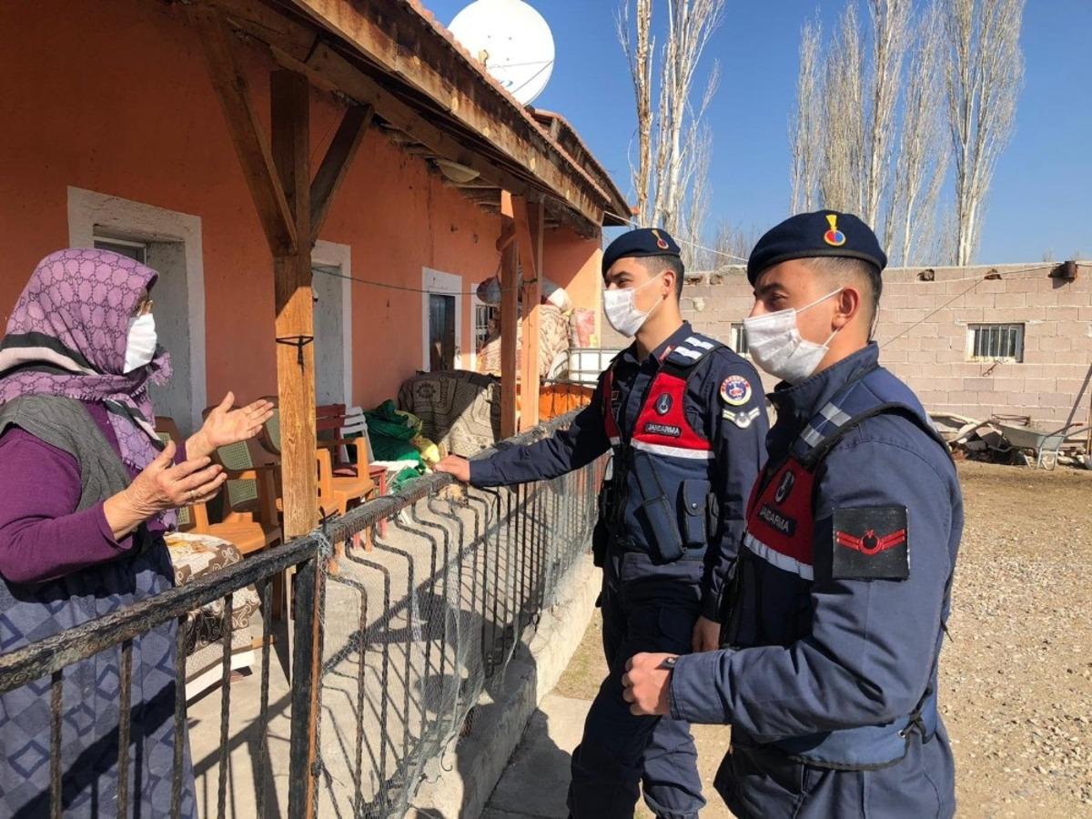 Kırıkkale&rsquo;de jandarma yaşlı vatandaşları unutmuyor