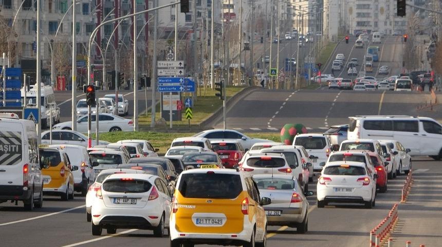 Diyarbakır&rsquo;da 56 saatlik kısıtlama sonrası trafik yoğunluğu