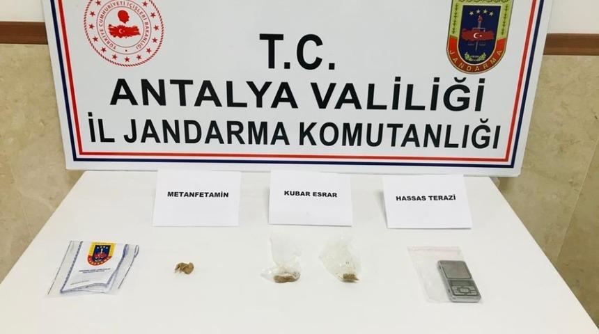Turistlere uyuşturucu satan şahıs g&ouml;zaltına alındı