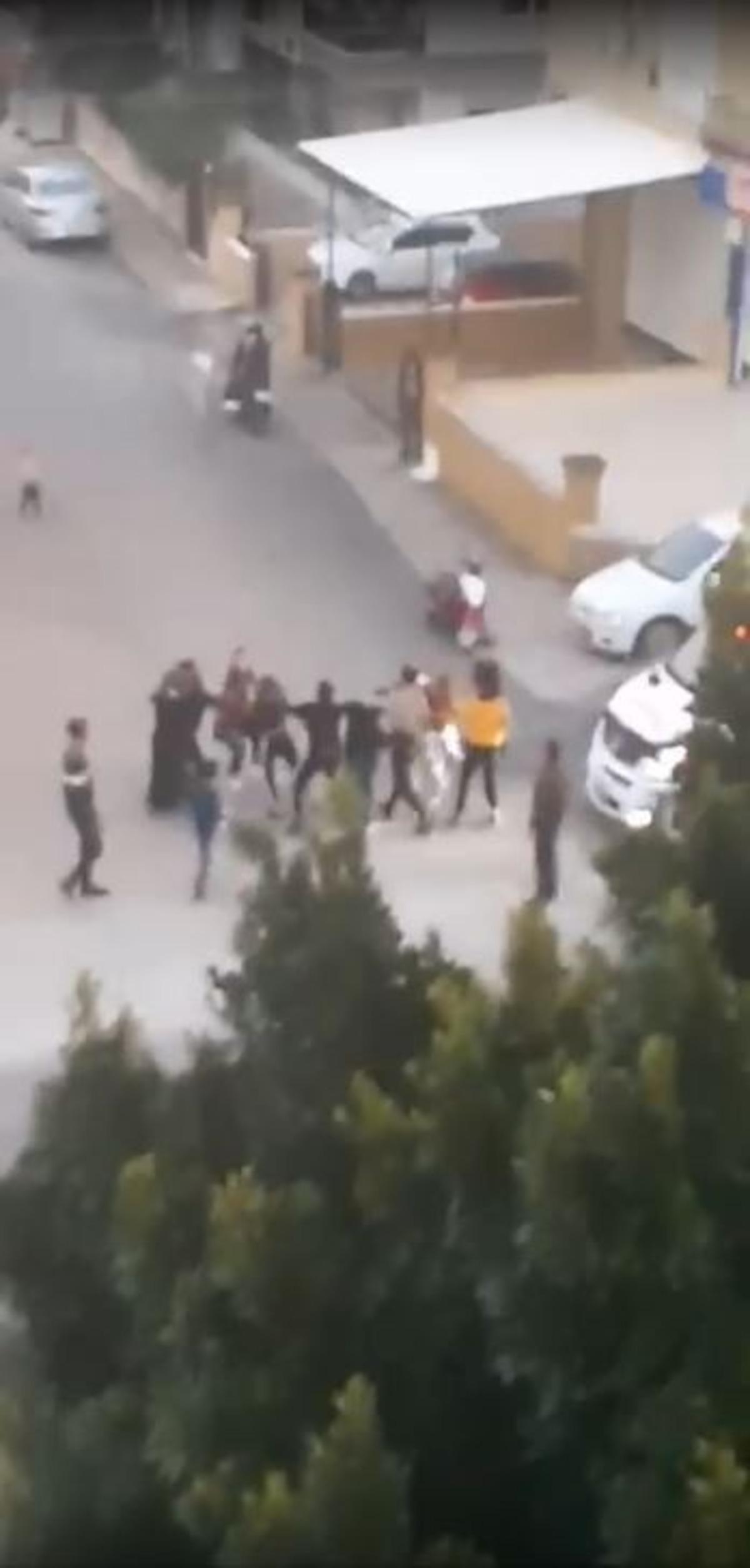 Sokağa &ccedil;ıkma kısıtlamasında sa&ccedil; sa&ccedil;a baş başa yumruklu kavga