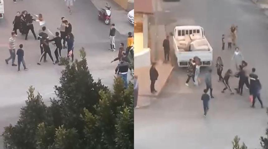 Sokak ortasında saç saça baş başa yumruklu kavga
