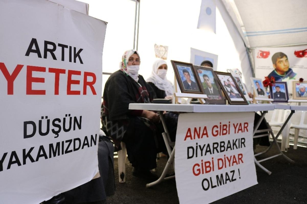 Kısıtlama sona erdi, evlat n&ouml;betindeki aileler HDP &ouml;n&uuml;ndeki &ccedil;adırda yerlerini aldı