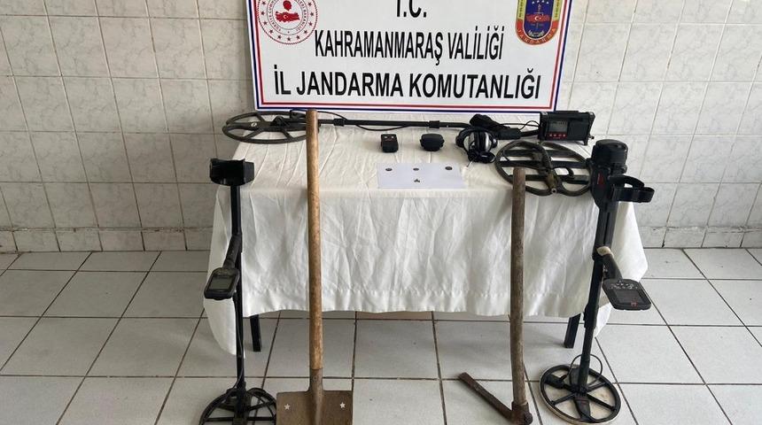 Kahramanmaraş&rsquo;ta ka&ccedil;ak kazıya 4 g&ouml;zaltı