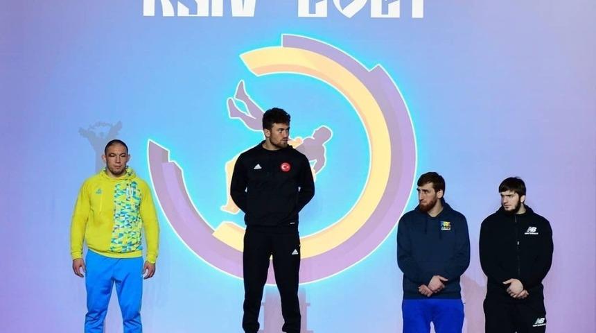 Denizlili Milli Güreşçi minderi rakiplerine dar etti