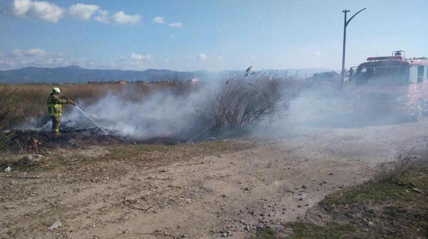 Burhaniye’de tatil sitesindeki çöplük yangını korkuttu