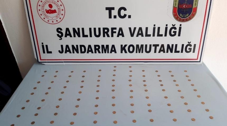 Şanlıurfa&rsquo;da 110 altın sikke ele ge&ccedil;irildi
