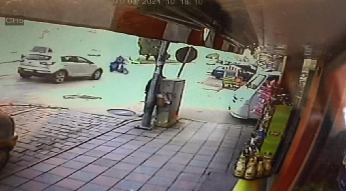 Otomobil ile elektrik bisiklet b&ouml;yle &ccedil;arpıştı; 1 yaralı