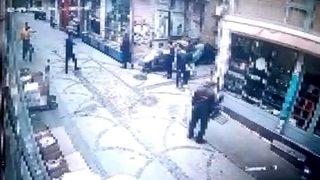 Fatih'te hareketli anlar! Silahlı saldırganı tekme tokat dövdüler