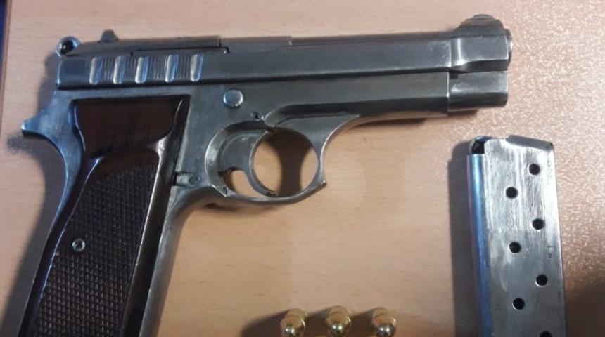 Ruhsatsız silahı kız arkadaşına verip ka&ccedil;maya &ccedil;alıştı