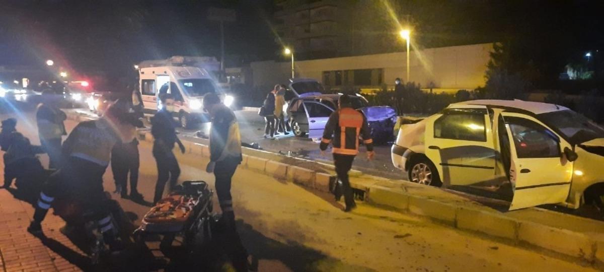 Mersin&rsquo;de 2 otomobil kafa kafaya &ccedil;arpıştı: 1&rsquo;i ağır 9 yaralı