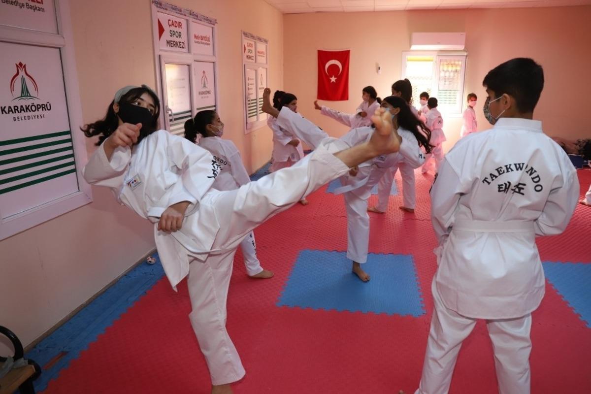 Karak&ouml;pr&uuml;&rsquo;de tekvando kursuna yoğun ilgi