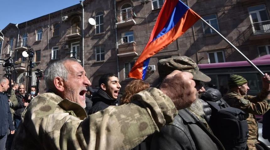 Ermenistan'da Başbakan Paşinyan'ın istifasını isteyenler h&uuml;k&uuml;met binasına girdi