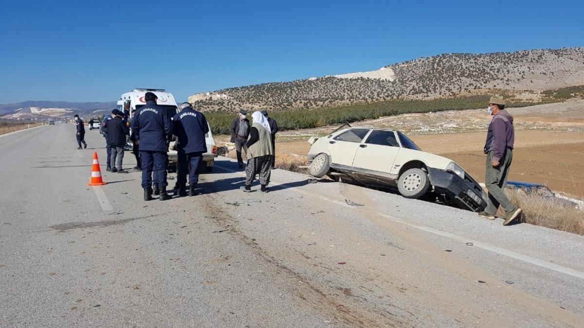 Ehliyetsiz s&uuml;r&uuml;c&uuml; &ouml;n&uuml;nde seyreden otomobile &ccedil;arptı: 4 yaralı