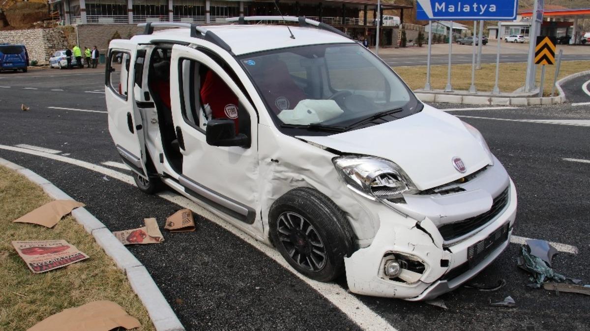 Kaza anı kamerada, otomobil ile hafif ticari ara&ccedil; &ccedil;arpıştı: 6 yaralı