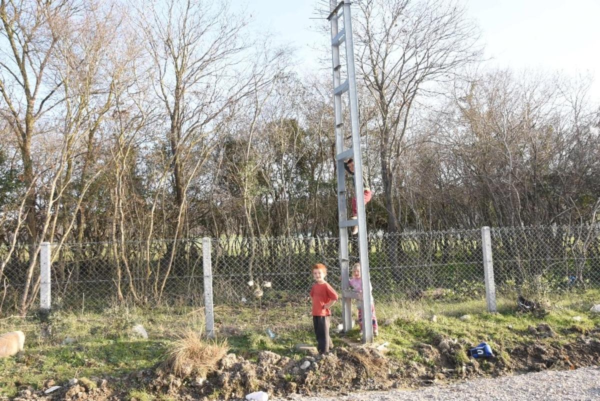 Sinop&rsquo;ta y&uuml;ksek gerilim hattı direğinde &ccedil;ocukların tehlikeli oyunu