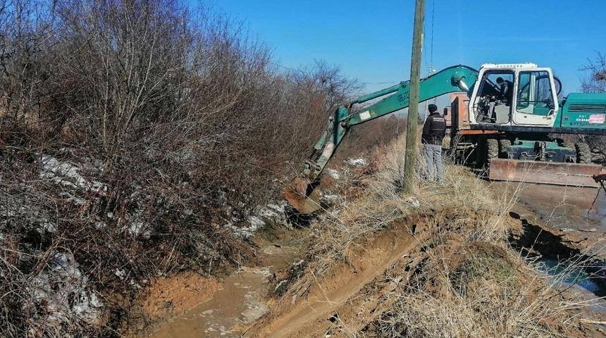 Tahliye ve sulama kanalları temizleniyor
