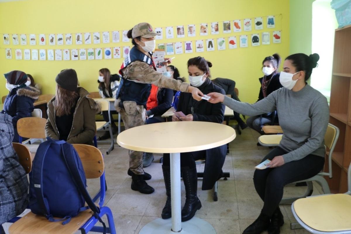 Jandarma&rsquo;dan erken yaşta zorla evlilik bilgilendirmesi