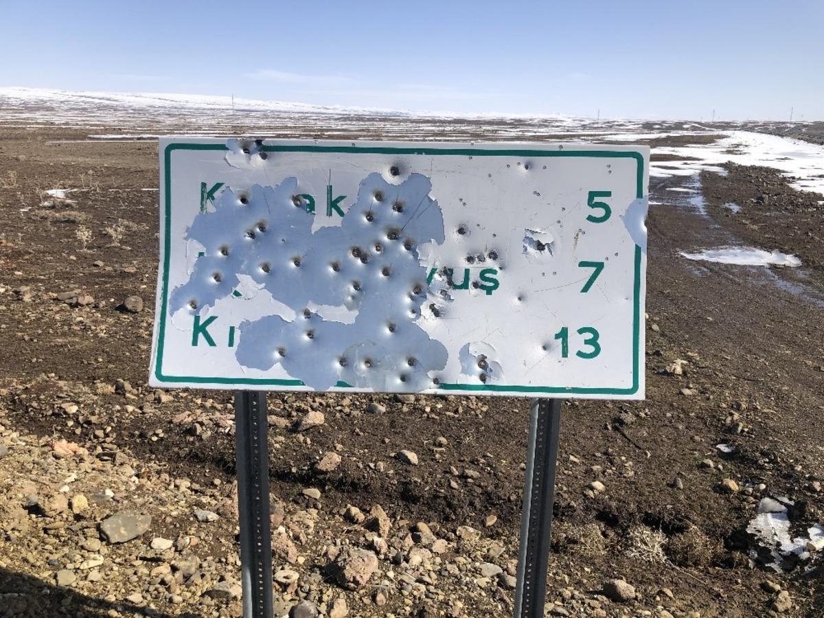 Kars&rsquo;ta, tabelalar magandaların hedef tahtası oldu