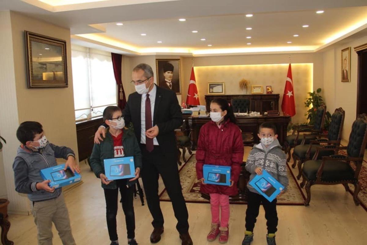 İhtiya&ccedil; sahibi 300 &ouml;ğrenciye tabletlerine kavuştu