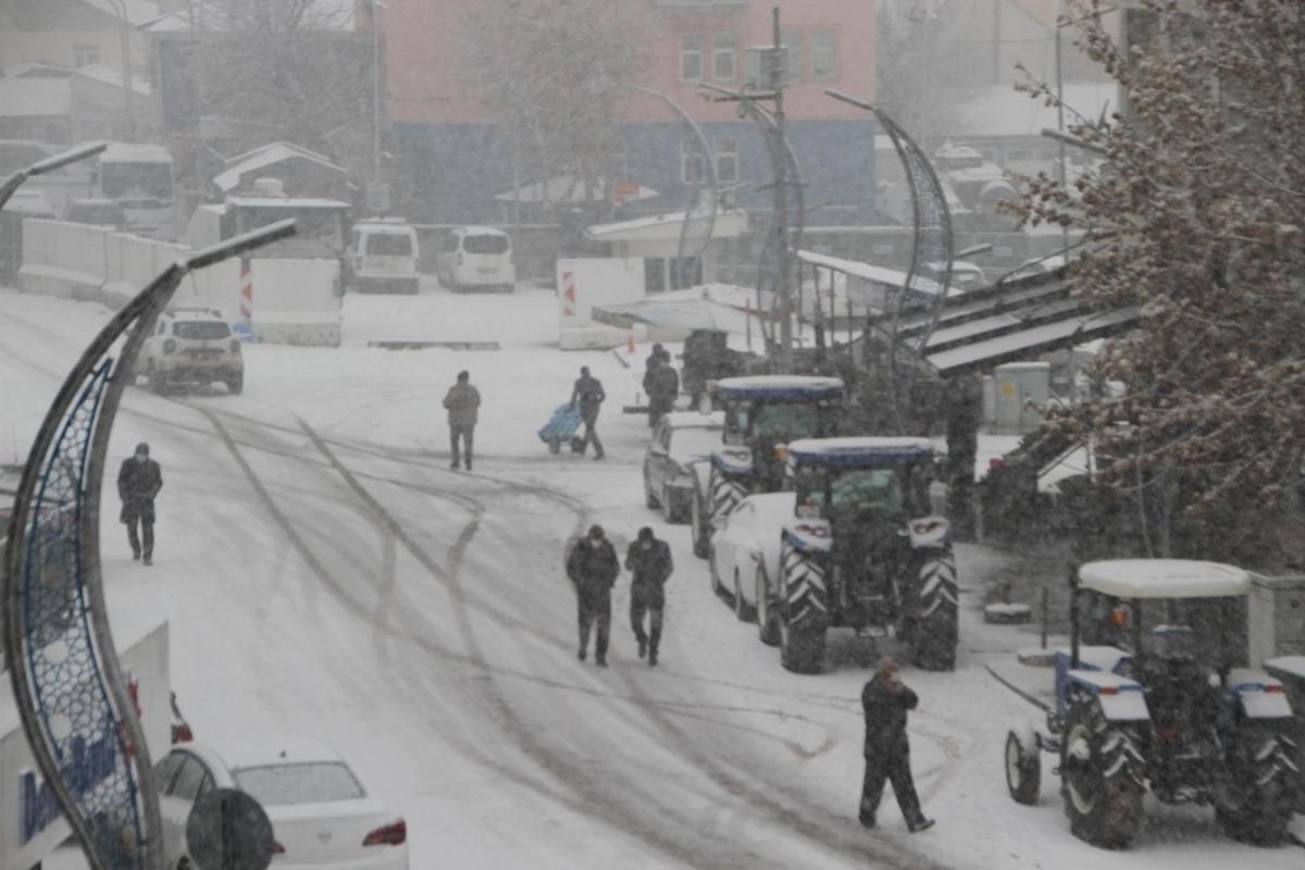Malazgirt&rsquo;te baharın ilk g&uuml;n&uuml;nde lapa lapa kar yağışı