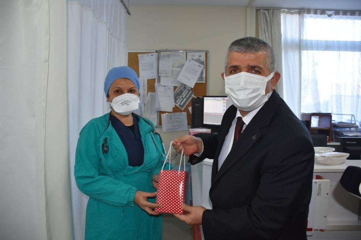 MHP&rsquo;den sağlık&ccedil;ılara teşekk&uuml;r ziyareti