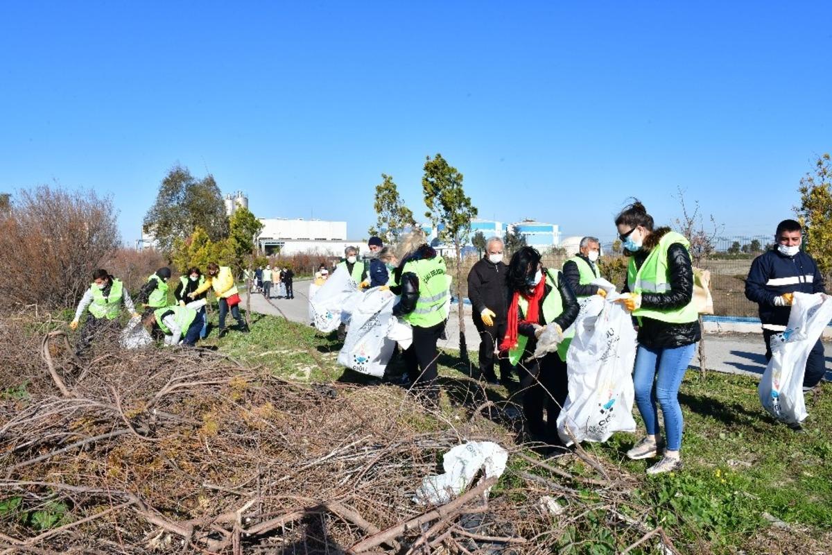 &Ccedil;iğli&rsquo;de bahar temizliği kıyı şeridiyle başladı