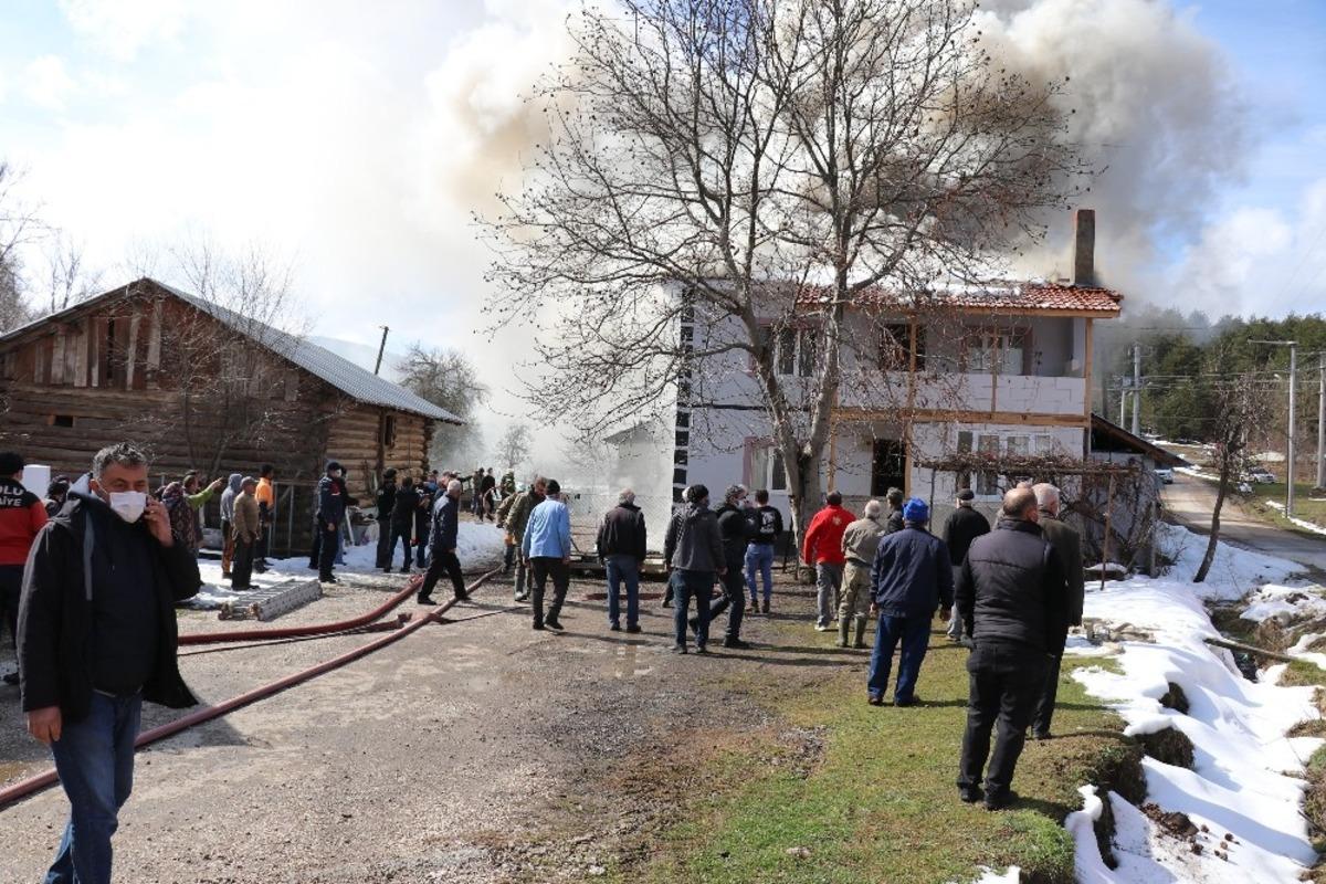 Yanan evden eşyalarını kurtarmak i&ccedil;in &ccedil;ırpındılar