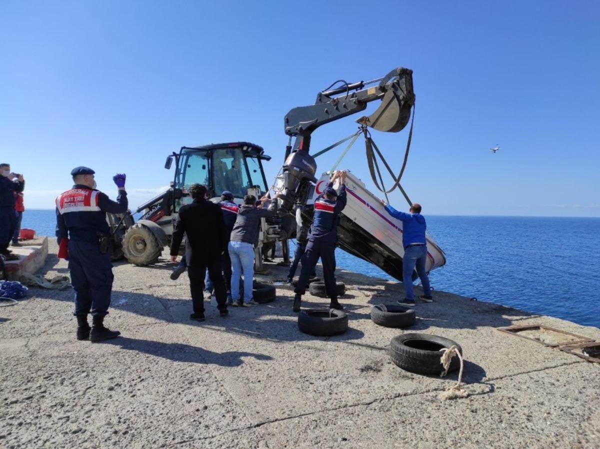 G&ouml;k&ccedil;eada&rsquo;da Astsubay Toykuyu&rsquo;yu arama &ccedil;alışmaları 4&rsquo;&uuml;nc&uuml; g&uuml;n&uuml;nde devam ederken, batan tekne kıyıya &ccedil;ıkarıldı