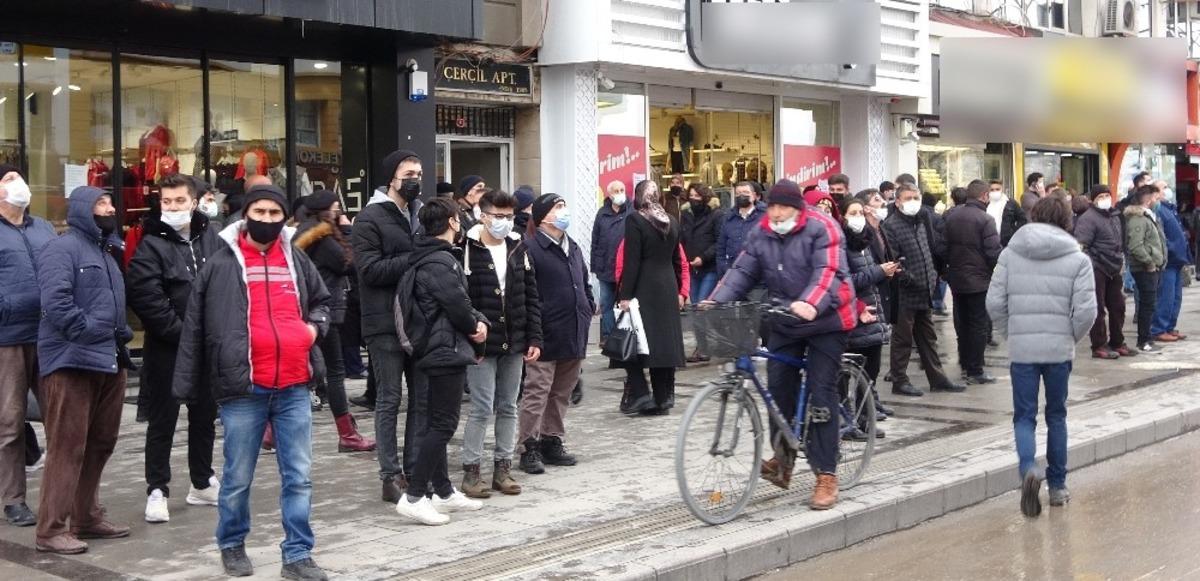Evi yanan yaşlı kadın g&ouml;z yaşlarına boğuldu, yangın meraklı vatandaşlara Covid-19&rsquo;u unutturdu