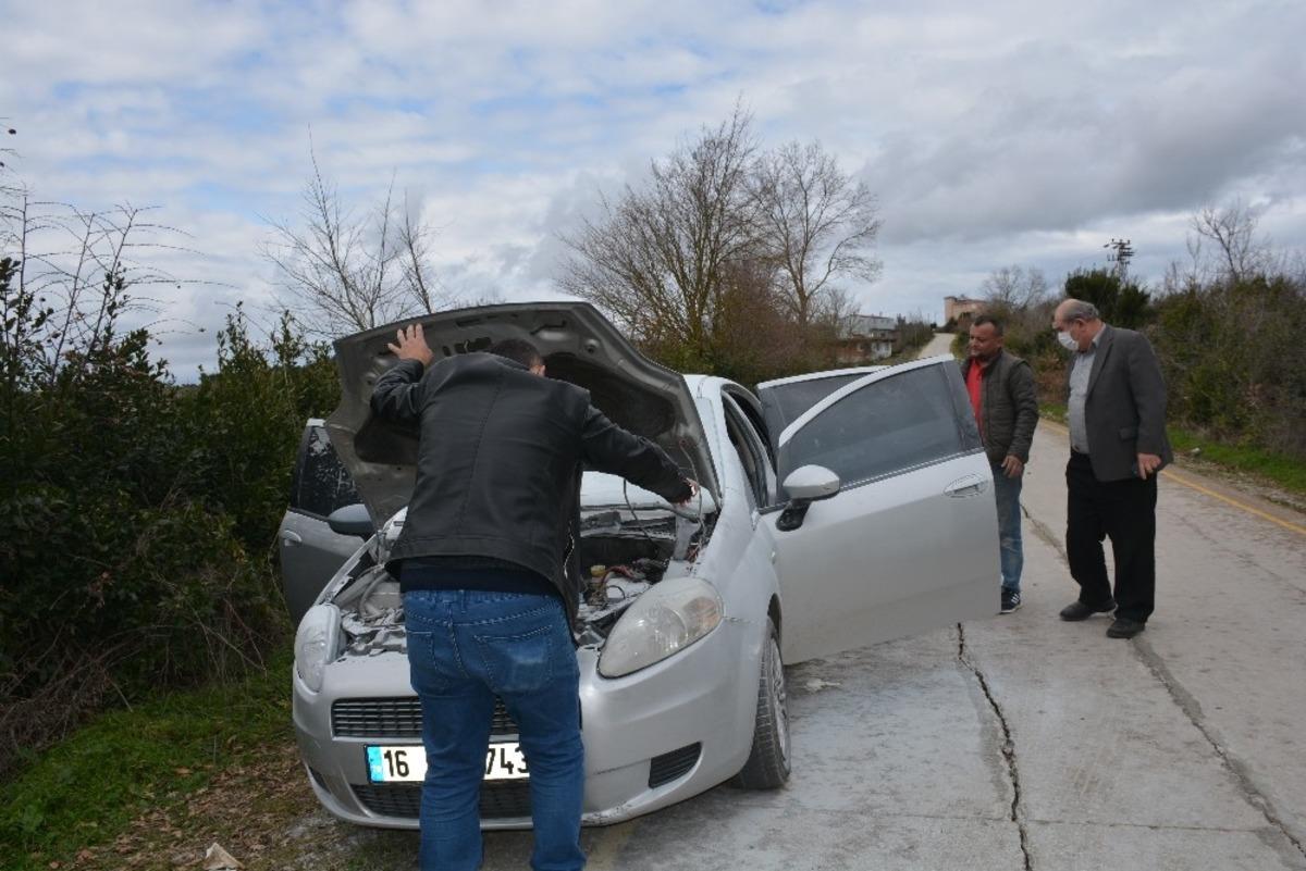 Otomobil alev aldı, s&uuml;r&uuml;c&uuml; yanmaktan son anda kurtuldu