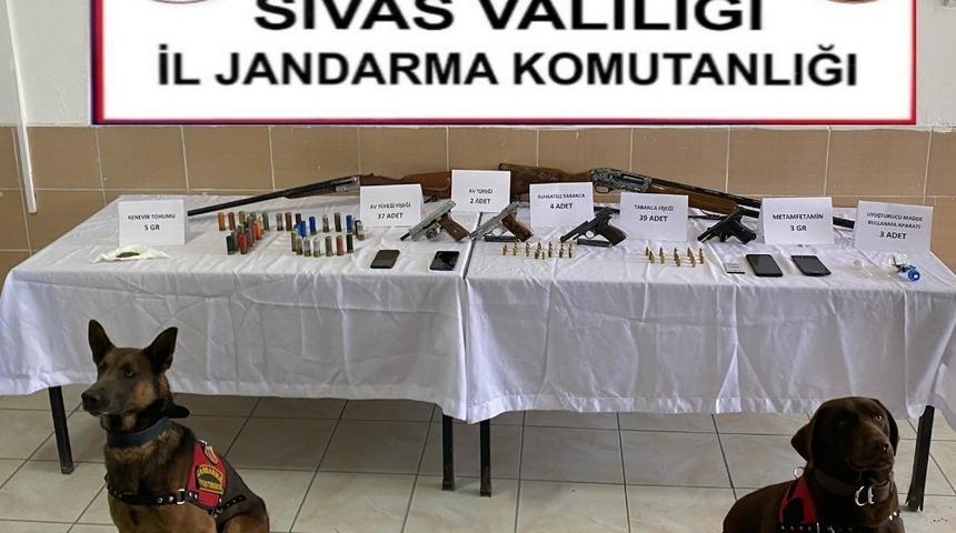 Sivas’ta adet adet silah ele geçirildi, 8 kişi tutuklandı