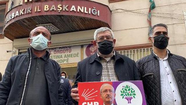 Kılıçdaroğlu'nun kardeşi, evlat nöbetindeki aileleri ziyaret etti! Pankarttaki yazı dikkat çekti