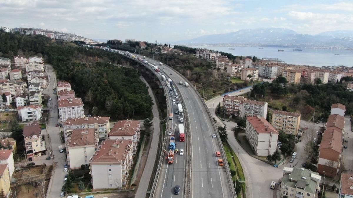 2 tır &ccedil;arpıştı, TEM&rsquo;de kilometrelerce uzunlukta kuyruk oluştu