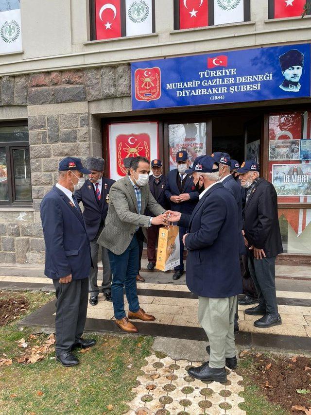 Diyarbakır Büyükşehir Belediyesi yaşlılara hijyen malzemesi dağıttı