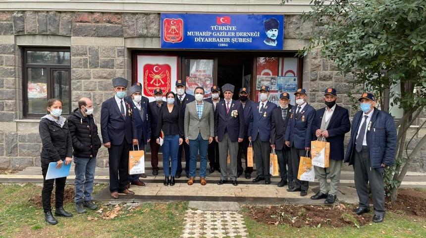 Diyarbakır Büyükşehir Belediyesi yaşlılara hijyen malzemesi dağıttı