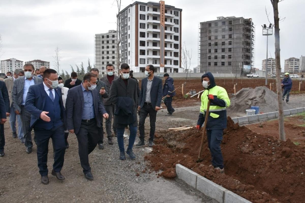 Bağlar&rsquo;da yılın ilk asfaltlaması Ahmed Arif Caddesine yapıldı